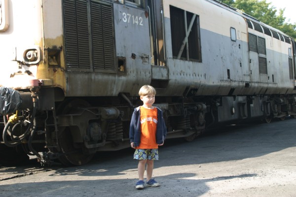 Cornwall Weblog: Nathaniel in front of diesel train (IMG_0820.JPG, 600 x 400, 64.0K) 