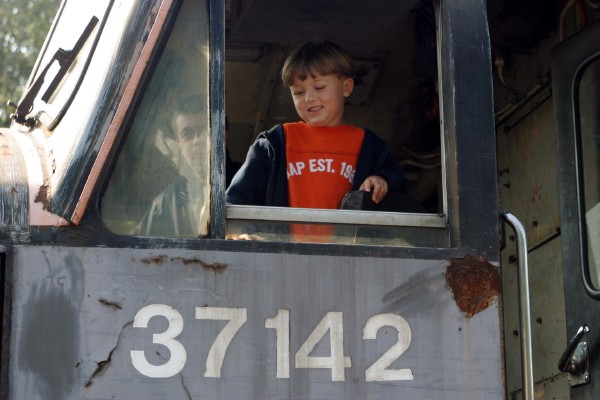 Cornwall Weblog: Nathaniel in diesel train cab (IMG_0823.JPG, 600 x 400, 60.0K) 