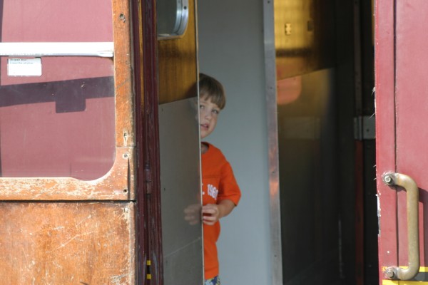 Cornwall Weblog: Nathaniel peeking from train (IMG_0856.JPG, 600 x 400, 48.0K) 