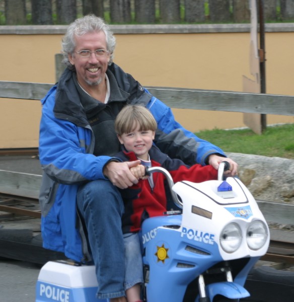 Cornwall Weblog: Frank and Nathaniel on toy motorbike (IMG_1485.JPG, 584 x 600, 76.0K) 