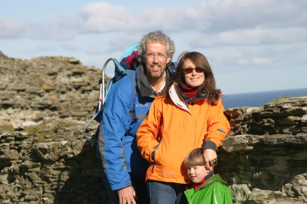 Cornwall Weblog: Frank, Rachel and Nathaniel at Tintagel (IMG_1526.JPG, 600 x 400, 68.0K) 