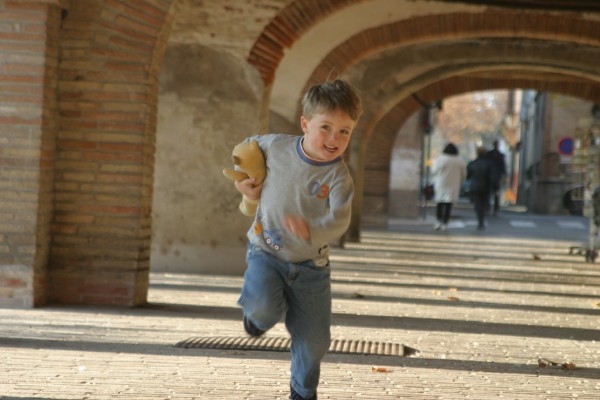 Cornwall Weblog: Nathaniel running in Lisle sur Tarn (IMG_2001.JPG, 600 x 400, 56.0K) 