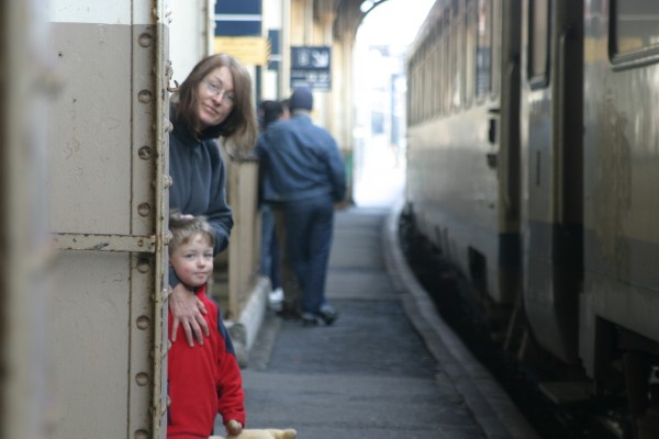 Cornwall Weblog: Nathaniel and Rachel, France train (IMG_2276.JPG, 600 x 400, 44.0K) 