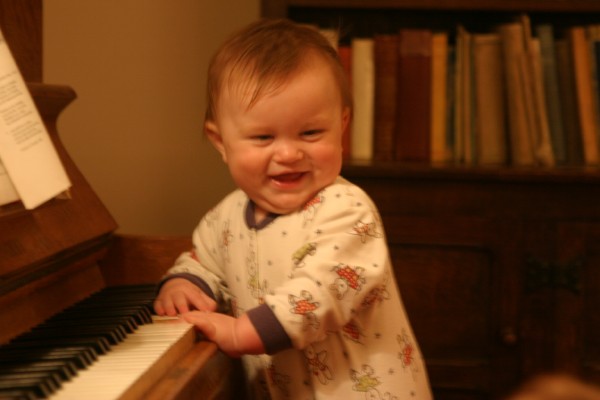 Cornwall Weblog: Sebastian playing the piano (IMG_2457.JPG, 600 x 400, 40.0K) 