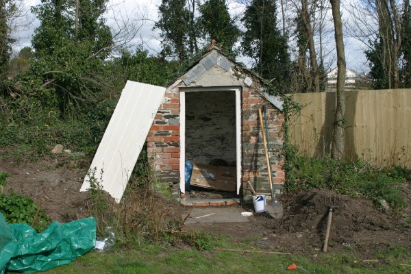 Cornwall Weblog: Fixing up the outhouse (IMG_3653.JPG, 600 x 400, 104.0K) 