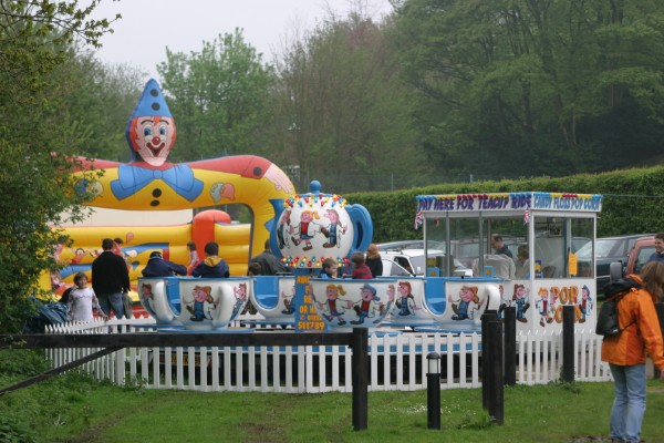 Cornwall Weblog: Abinger Hammer Bear Days picnic (IMG_4096.JPG, 600 x 400, 84.0K) 