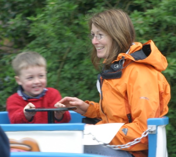 Cornwall Weblog: Nathaniel and Rachel in a teacup (IMG_4157.JPG, 600 x 538, 72.0K) 