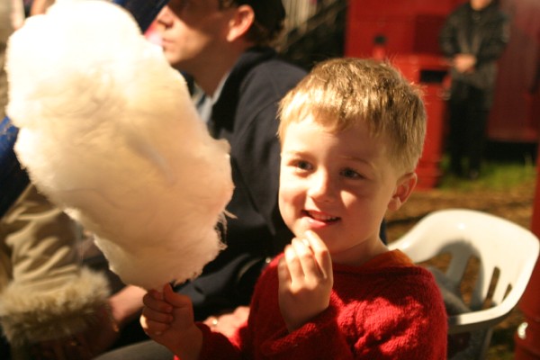 Cornwall Weblog: Cotton candy at the circus (IMG_4215.JPG, 600 x 400, 52.0K) 